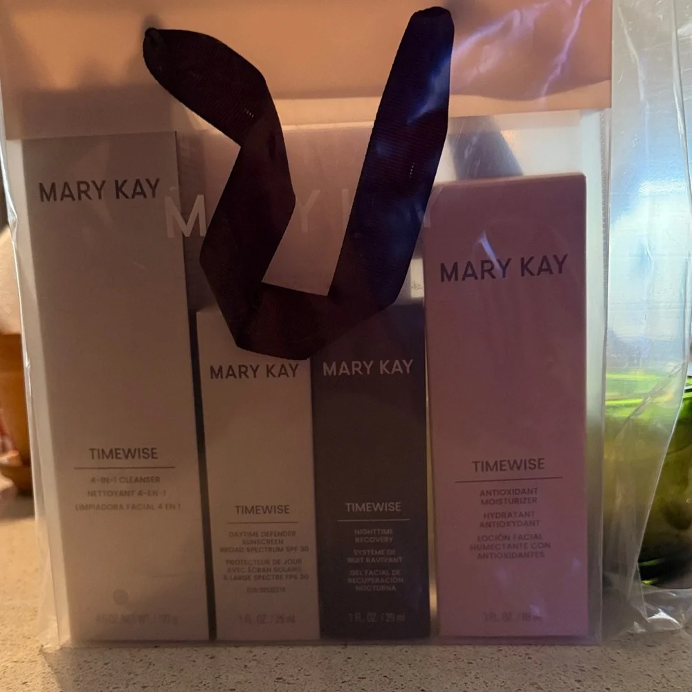 Mary Kay Timewise Miracle Set - Normal to Dry Skin - Picture 4 of 9